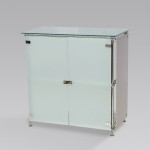 ARMADIO/DESK MERO
in acciaio cromato
ripiano in vetro latte, pannelli laterali
e frontali in policarbonato opal,
porte in vetro latte
Dim. P59 L108 H112cm